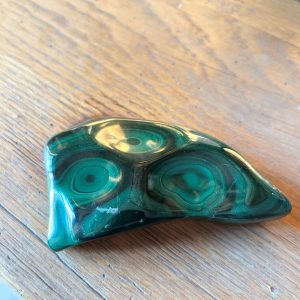 Malachite rognon pierre extra du Congo forme libre 10 cm - Boutique minéraux du monde La Porte des Secrets