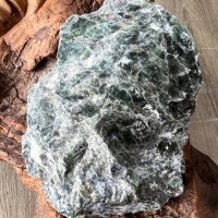 Mica vert' pierre Miroir' forme libre en provenance d'Inde 13x9cm - boutique La Porte des Secrets