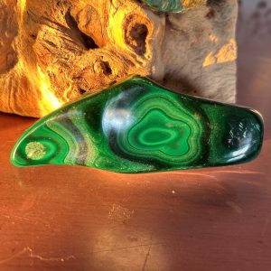 Malachite rognon polie du Congo 11 cm - Boutique minéraux du monde La Porte des Secrets