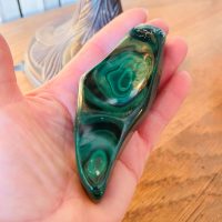 Malachite rognon polie du Congo 11 cm - Boutique minéraux du monde La Porte des Secrets