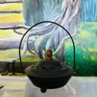 Brûle-encens en fer avec poignet pivotante, couvercle bouton bois - Boutique ésotérique La Porte des Secrets