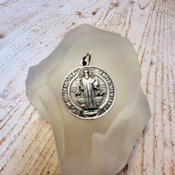 Médaille Saint Benoît en Métal Argenté - 2.5 cm - boutique ésotérique La Porte des Secrets