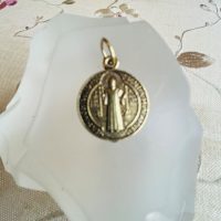 Médaille Saint Benoît métal laiton doré vieillit taille environ 1.7 cm - Saint protecteur de tous maléfices - boutique ésotérique La Porte des Secrets