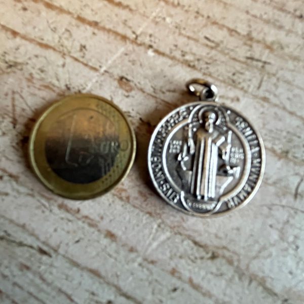 Médaille Saint Benoît en Métal Argenté - 2.5 cm - boutique ésotérique La Porte des Secrets