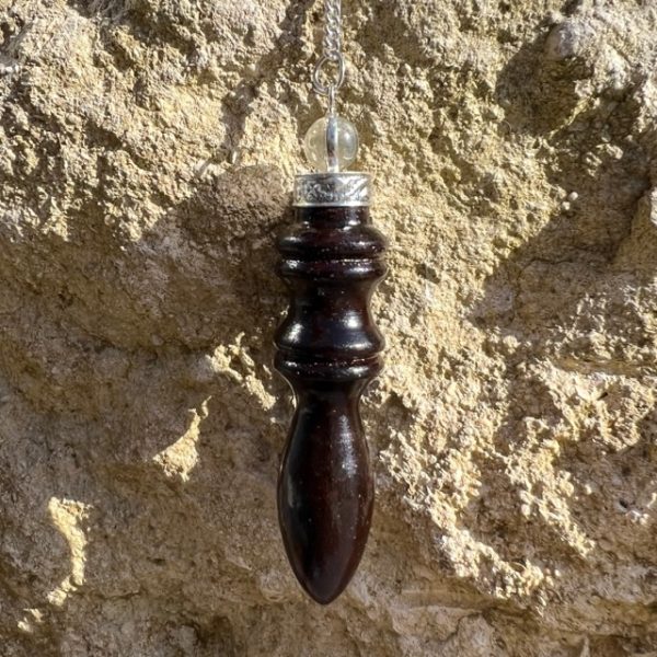 Pendule égyptien bois de rose et cristal de roche - forme conique, anneaux et boule en quartz - 4cm - Boutique ésotérique La Porte des Secrets