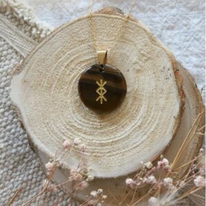 Talisman Runique Protection oeil de tigre gravé or Omsaé