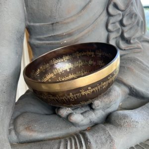 Bol Chantant Tibétain artisanal traditionnel gravé OM mantras - 19 CM 0.997 KG - Boutique ésotérique La Porte des Secrets