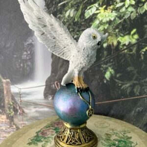 Statue Chouette posé sur un globe pentacle - 26cm - Boutique ésotérique La Porte des Secrets