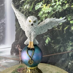 Statue Chouette sur globe bleu, ailes déployées - 26cm - Nemesis Snow - Boutique La Porte des Secrets