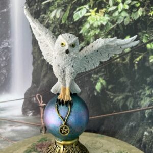 Statue Chouette sur globe bleu, ailes déployées - 26cm - Nemesis Snow - Boutique La Porte des Secrets