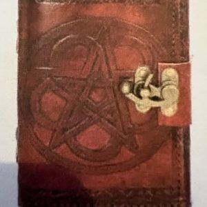 Grimoire vierge de cuir rouge vieilli cadenas avec gravure pentacle - format A5 - Boutique ésotérique La Porte des Secrets