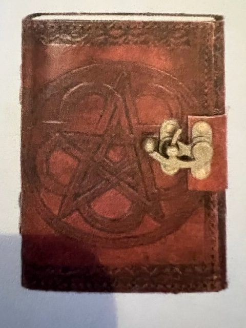 Grimoire vierge de cuir rouge vieilli cadenas avec gravure pentacle - format A5 - Boutique ésotérique La Porte des Secrets