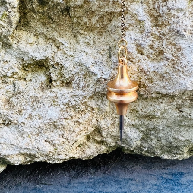 le pendule aiguille ou pendule pendule ''chaldéen” en laiton - La