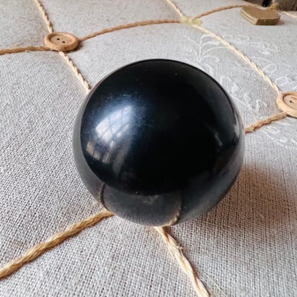 Boule de Shungite pierre de Russie 70mm - Boutique La Porte des Secrets