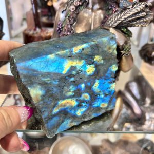 Labradorite brute 100% reflets polie 1 face de Madagascar 10 x 9 x 5.5 cm boutique La Porte des Secrets