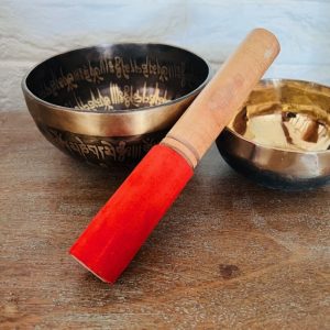 Bâton en bois pour bol chantant tibétain, chamoisine rouge 20 cm - Boutique La Porte des Secrets