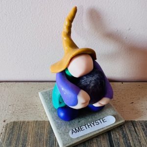 Gnome Gardien des Pierres - pierre Améthyste - Hauteur 6.8 cm -* Boutique de pierres La Porte des Secrets