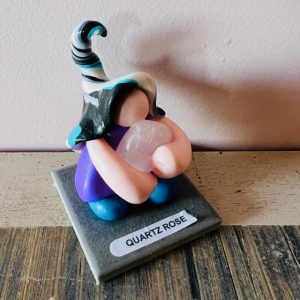 Gnome Gardien des Pierres - pierre Quartz rose - Boutique de lithothérapie La Porte des Secrets