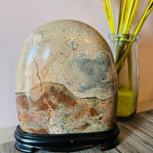 Jaspe paysage véritable forme burger sur socle bois - 1417kg. 15 x 13cm - Boutique de minéraux La Porte des Secrets