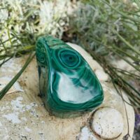 Malachite du Congo en forme libre, vue du dessus - Boutique pierres et minéraux La Porte des Secrets