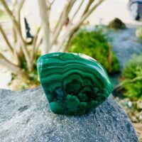Malachite autre face, forme libre qualité extra, Congo - H6cm x L8.5cm épaisseur 4cm - Boutique pierres et minéraux La Porte des Secrets