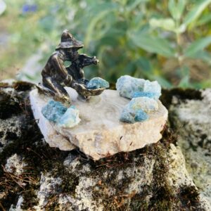 Mineur en laiton travaillant du Larimar provenance de Russie - Boutique La Porte des Secrets