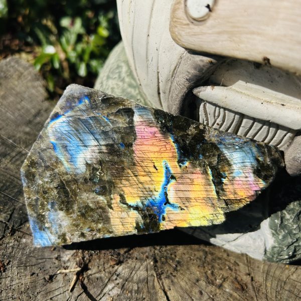 Plaque Labradorite forme libre polie une face 13 Qcm x 8 cm 340 gr Madagascar - Boutique de pierres et minéraux La Porte des Secrets