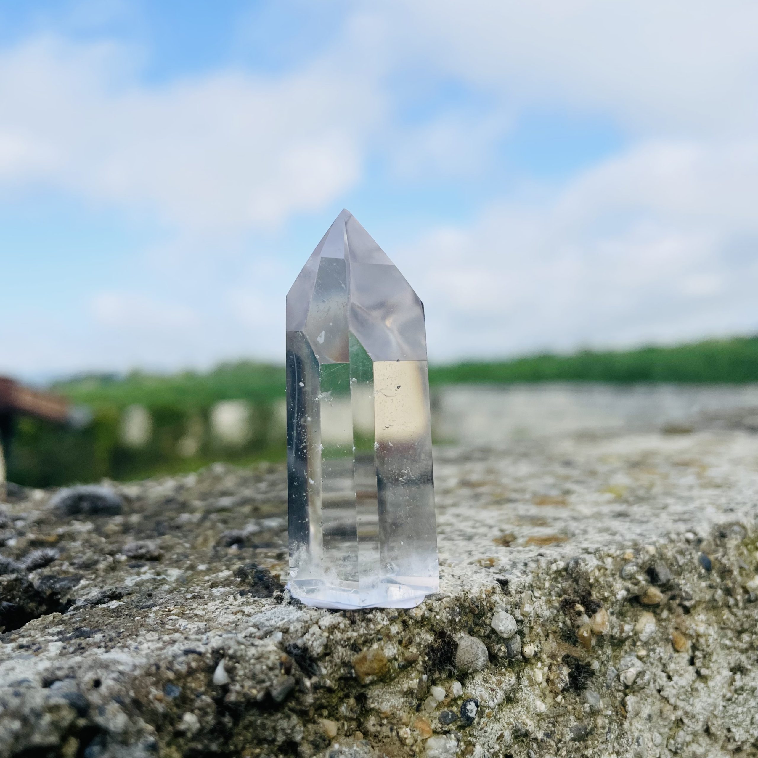 Pointe de cristal de roche Brésil, 6.4 cm - La Porte des Secrets