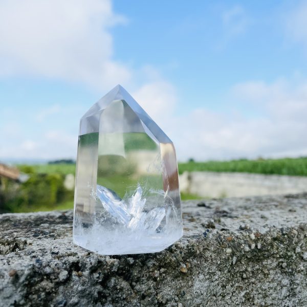 Pointe Cristal de roche belle transparence qualité extra avec inclusions 8cm - Brésil - Boutique de lithothérapie La Porte des Secrets