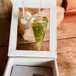 Pendule Péridot Orgonite forme conique à facettes - livré avec sa jolie boite - Boutique ésotérique La Porte des Secrets
