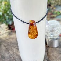 Collier cuir Ambre de la Baltique couleur cognac et reflets miel 3.5 cm - Boutique de pierres La Porte des Secrets