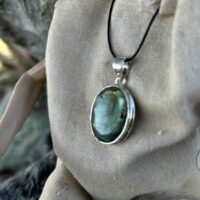 Médaillon Labradorite extra Madagascar sur argent massif 925 - Gros cabochon ovale - Boutique de pierres et minéraux La Porte des Secrets