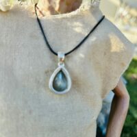 Labradorite extra pendentif larme photo envers du pendentif) sur argent massif 925, livré avec son cordon fermoir - Boutique de lithothérapie La Porte des Secrets