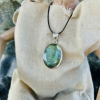 Labradorite extra 100% reflets cabochon pendentif Madagascar 3.2 cm - Boutique de pierres & minéraux La Porte des Secrets