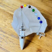 Pendule Pointe Howlite et Remplissage Cristal de roche chaine chakra - 7 pierres des chakras - Boutique ésotérique La Porte des Secrets