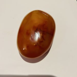 Sardoine grand galet plat Madagascar 6.2 x 4.6 cm, 82 grammes - Boutique de Minéraux La Porte des Secrets