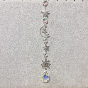 Capteur de soleil Céleste, suspension Feng Shui étoiles, lune, soleil et cristaux arc en ciel - Boutique La Porte des Secrets