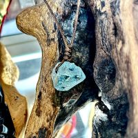 Pendentif belle aigue marine brute forme libre 2.5 cm - Boutique de minéraux La Porte des Secrets