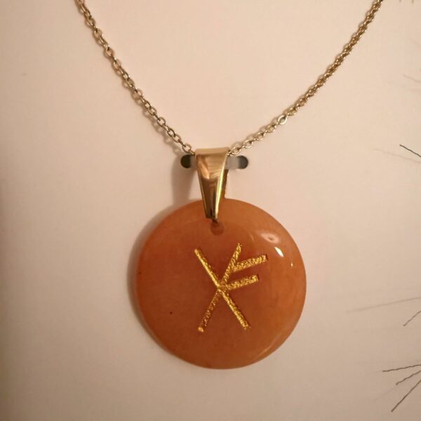 Pendentif runique ABONDANCE, en cornaline et chaine or acier inoxydable. Gravure or hauteur 1.5cm