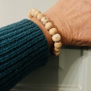 Bracelet de protection Lucky Karma perles bois clair 10 mm - Boutique La Porte des Secrets