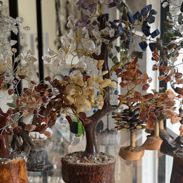 Arbres de vie artisanal en pierres naturelles des 7 chakras. Boutique La Porte des Secrets