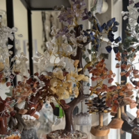 Arbres de vie artisanaux en pierres naturelles des 7 chakras. Boutique La Porte des Secrets