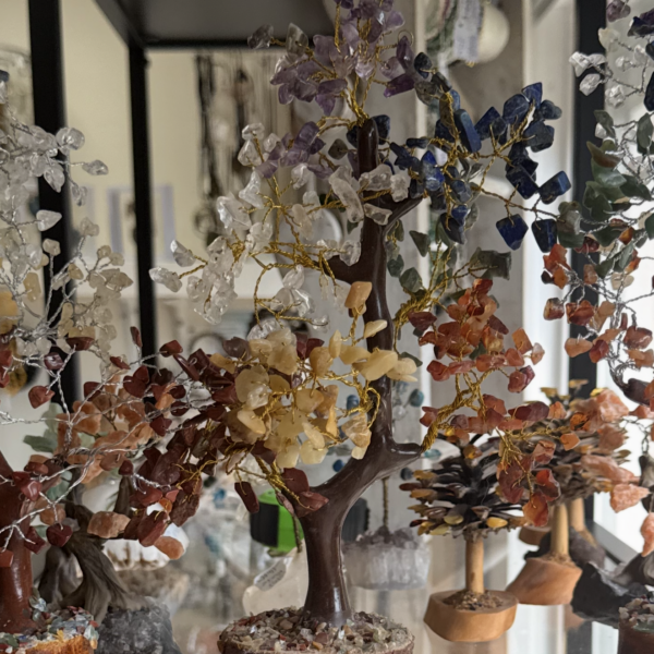 Arbres de vie artisanaux en pierres naturelles des 7 chakras. Boutique La Porte des Secrets