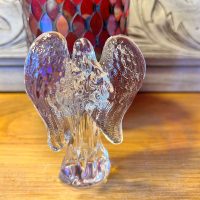 Ange priant en verre sculpté ailes givrées - ange vue de dos boutique La Porte des Secrets