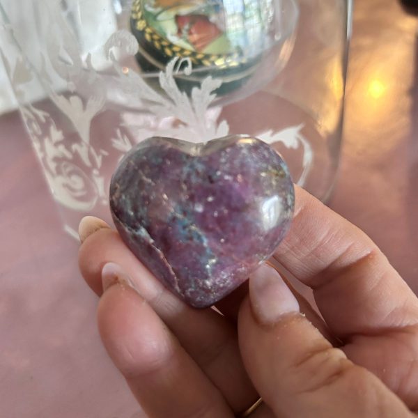 Coeur en Rubis sur Cyanite 5cm ou Rubis sur Kianite aussi appelé (dysthène) pierre assez rare et puissante boutique La Porte des Secrets