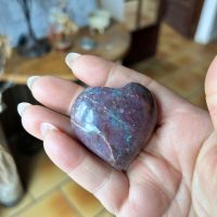 Coeur en Rubis sur Cyanite 5cm ou Rubis sur Kianite aussi appelé (dysthène) pierre assez rare et puissante boutique La Porte des Secrets