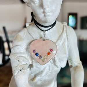 Pendentif cœur quartz rose 7 chakras bijou en quartz naturel boutique de pierres & minéraux La Porte des Secrets