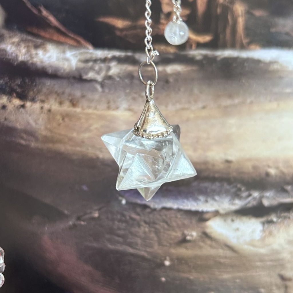 Merkaba Pendule en Cristal de roche de la boutique La Porte des Secrets