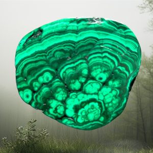 Malachite palet plat du Congo - forme très rare 5.5 x 4.7 cm épaisseur 0.8 cm poids 60 gr boutique la porte des Secrets