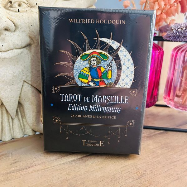 TAROT de MARSEILLE édition Millennium coffret des édition TrajectoirE - contient 78 arcanes, un livre 32 pages et pochette en satin boutique ésotérique La Porte des Secrets